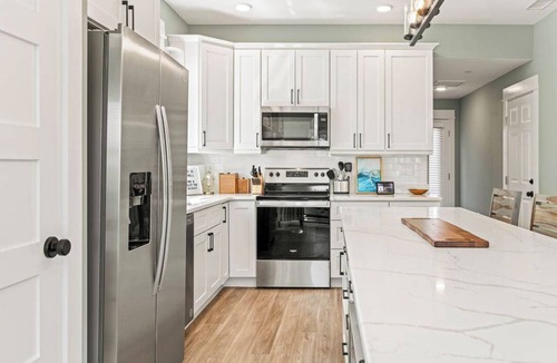 Corolla Light Condo | Swell | Walk to the Beach | Hot Tub, Dog Friendly, and Community Pool