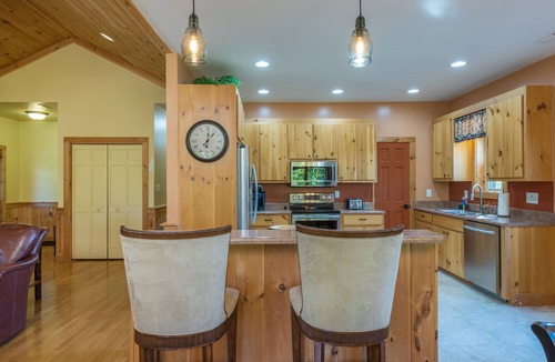 Spruce Pine Cabin | Swiss Pine Lodge, Brand New Hot Tub+Fire-Pit, Grill, Mtn View, Game Room, WiFi!