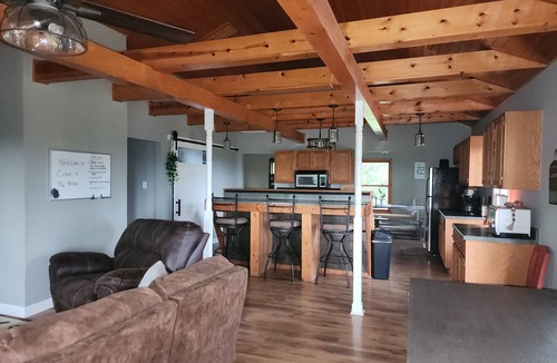 Newcomb House | SxS Lover's Paradise. Private home minutes from Royal Blue & Tackett Creek.