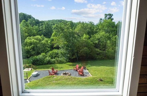Nallen House | Tails & Trails | WV Retreat - 15 min NRG