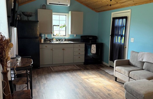 Sugar Tree Cabin | Tennessee River Cabin/Tiny House Close to the River! Fully furnished. Big Bed!