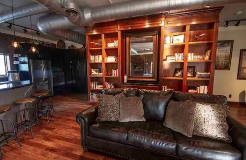 Fayetteville House | The Aviator’s Lounge, loft living in the NRG, private pool & hot tub