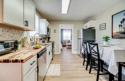 Bayview House | The Bayview Retreat 2BR Walk to the Beach!
