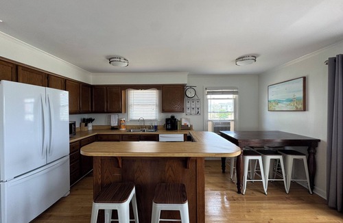 Surf City House | The Beach Barn - Dog-Friendly, Sleeps 10, Free Linen, Shibumi & RV Parking