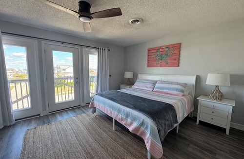 Surf City House | The Beach Barn - Dog-Friendly, Sleeps 10, Free Linen, Shibumi & RV Parking