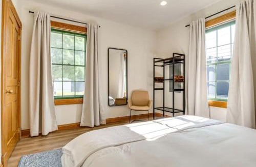 Lockerbie Square Apartment | THE BEST Downtown Spot Free parking Pet friendly