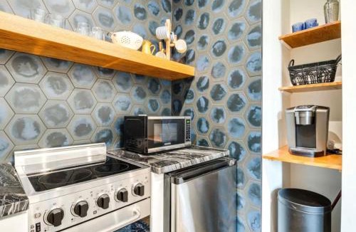 Lockerbie Square Apartment | THE BEST Downtown Spot Free parking Pet friendly