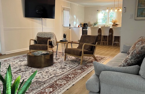 Greensboro House | “The Big Friendly” Spacious 6-bedroom house in amazing Greensboro!