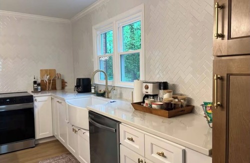 Greensboro House | “The Big Friendly” Spacious 6-bedroom house in amazing Greensboro!