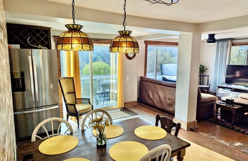New River House | The Blue Ridge Bungalow- 3BR 2BA, hot tub with panoramic views, dog-friendly.