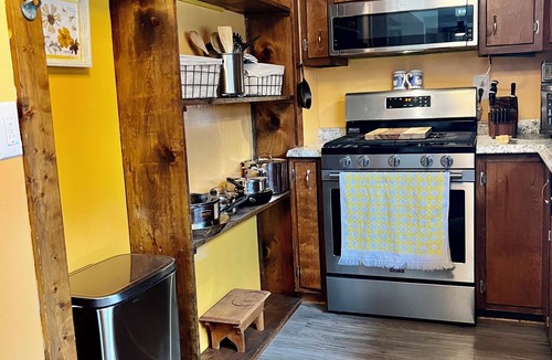 New River House | The Blue Ridge Bungalow- 3BR 2BA, hot tub with panoramic views, dog-friendly.