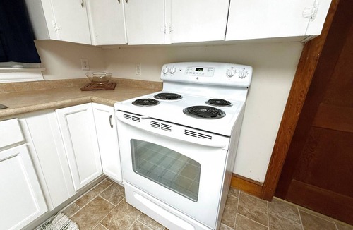 Southern Shops House | The Blueberry - 2 Bed/1 Bath/3 Acre House - 2 mins from I-26/I-85 - Pet Friendly