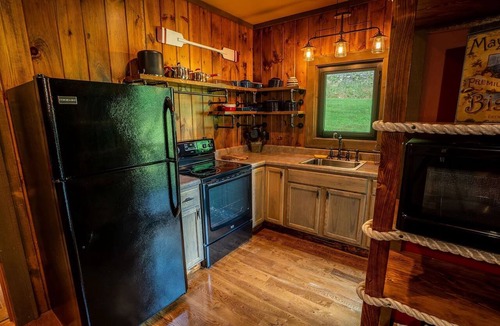 Goldbond Cabin | The Boathouse at Four Fillies Lodge w/Hot Tub