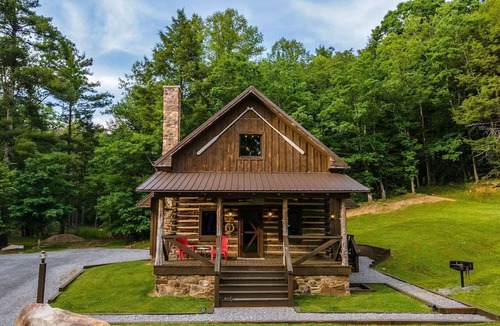 Goldbond Cabin | The Boathouse at Four Fillies Lodge w/Hot Tub