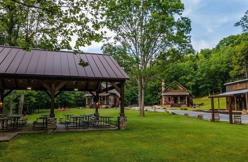 Goldbond Cabin | The Boathouse at Four Fillies Lodge w/Hot Tub