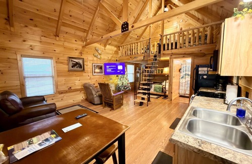 Byrdstown Cabin | The Boathouse Bungalow Dale Hollow Lake 1 Minute Away Free Firewood Pet-Friendly