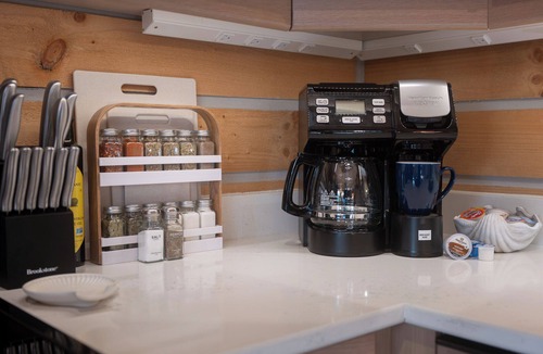Akin Cabin | "The Boathouse" Luxury Tiny House close to Oasis sports complex!