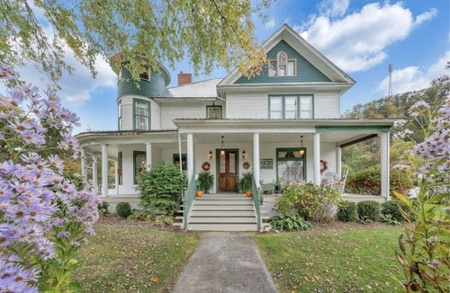 Alderson Apartment | The Chessie, Relaxing 4-bedroom Bed & Breakfast in Historic Alderson, WV, with AC, WiFi
