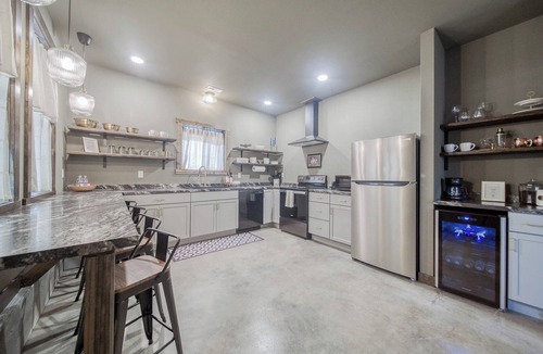 St. James House | The Concord: A charming 2-bed 2-bath pet friendly house in historic Saint James