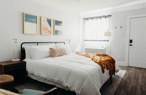 Byrdstown Bed & Breakfast | The Conner Room, The Lakeside Inn at Dale Hollow