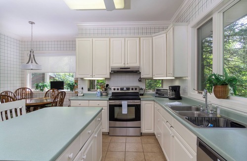 Montreat House | The Cottage | Spacious Montreat Home Within 5-Mintue Walk of Lake Susan!
