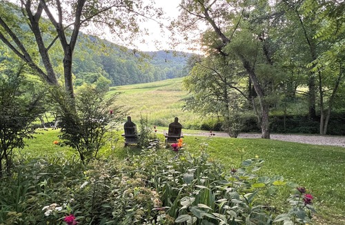 Irvine Cabin | The Cozy Cabin – Historic B&B Chestnut Log – Breakfast Included – Award-Winning