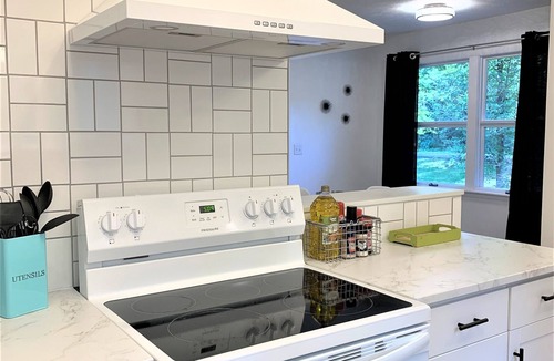Cookeville House | The Eclectic Abode- by Downtown, I-40 & Lake. Nestled in the woods