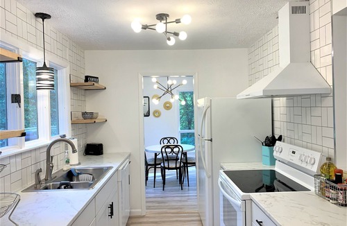 Cookeville House | The Eclectic Abode- by Downtown, I-40 & Lake. Nestled in the woods