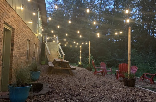 Cookeville House | The Eclectic Abode- by Downtown, I-40 & Lake. Nestled in the woods