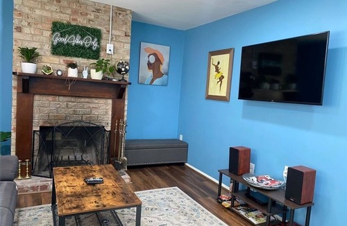 Highland Springs House | The Enclave Art Studio - Free parking 8 mins from airport