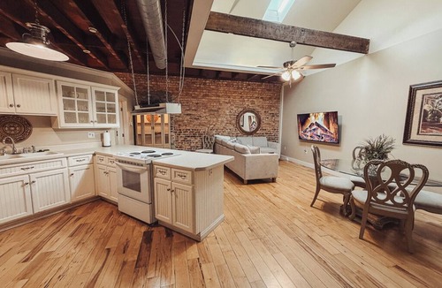 Abbeville Apartment | The Esquire - King Suite on Abbeville's Historic Square