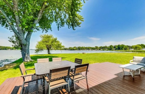 Ingleside House | The Executive Bay Estate 30+ Day Lakefront Rental