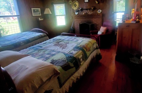 Peaks House | The Farm House at Peaks of Otter Winery and Orchards