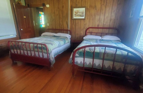 Peaks House | The Farm House at Peaks of Otter Winery and Orchards
