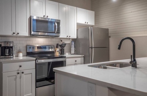 Floyd Apartment | The Farmers Supply-Unit 101 in Historic Downtown Floyd