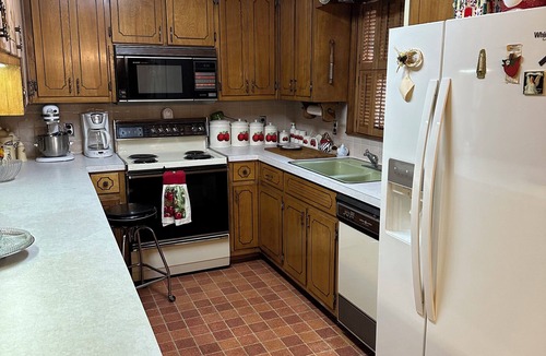 Mount Airy House | The Farmhouse. Vintage 3-bedroom with WiFi. Mt Airy outskirts. Vineyards nearby.