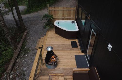Sylva Apartment | The Fern - Romantic Getaway, Hot Tub, Fire Pit, and Near Hiking!