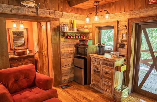 Goldbond Cabin | The Fishing Creek Cabin at Four Fillies Lodge w/Hot Tub