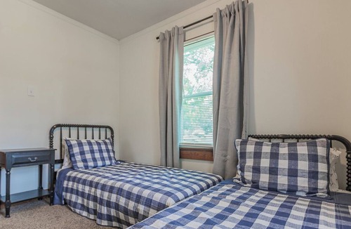 South Pittsburg House | The Fleetwood - Charming Cottage with Game Room
