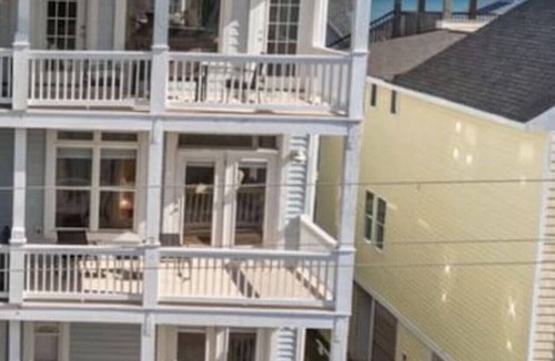 North Carolina Coast Villa | The Happy Place B - Beach Escape Home