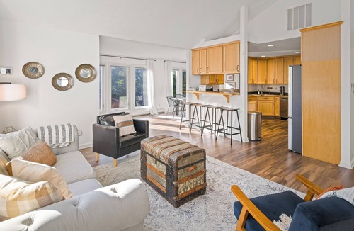 Mount Jackson Cabin | The Hideaway l EV l Hot Tub l Fire Pit l Game Room l .5 miles to Bryce Resort