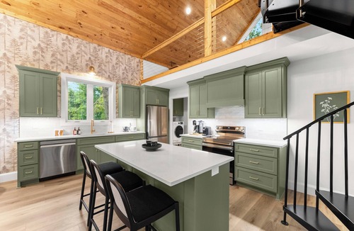 Cleveland Cabin | The Hightower Cabin | 37 Acres | Hot Tub | 2 Kings | Pickleball | Mountain Views | <30 minutes to Helen | Book Multiple Cabins for Larger Groups