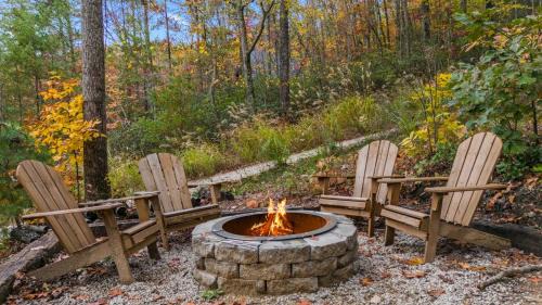 Stanton House | The Hummingbird - Mountaintop Cabin with Hot Tub