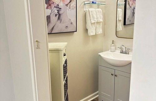 Thomson Cottage | The lil Cottage @ Historic Usry House cozy 1 bed studio Guest Favorite.