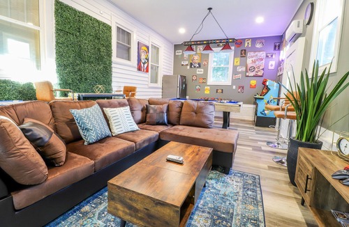 Greensboro Cottage | The lions den walk to coliseum/ 1 min to UNCG / 3 mins to Aquatic center