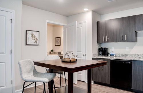 Augusta Apartment | The Lori: King Bed - Large Smart TV - Fast WiFi - TV in Bedroom - Washer & Dryer