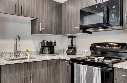 Augusta Apartment | The Lori: King Bed - Large Smart TV - Fast WiFi - TV in Bedroom - Washer & Dryer