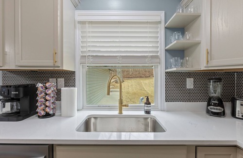 Versailles House | The Luxe Retreat/Hot Tub/2 King Beds/Game Room/Sleeps 8/Near Keeneland