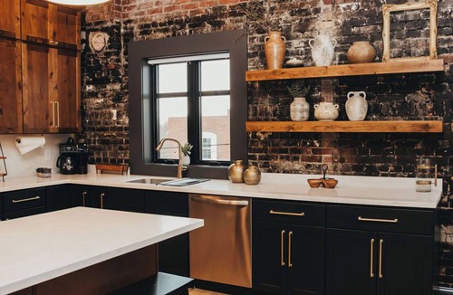 Leitchfield Apartment | The McKinzie Penthouse! newly renovated 2-King bedroom/2-bathroom.