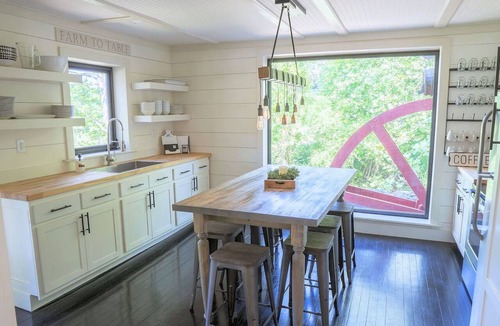 Peterstown House | The Mill House at Four Fillies Lodge w/Hot Tub
